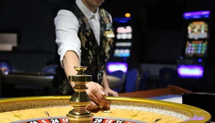 Croupier à la roulette